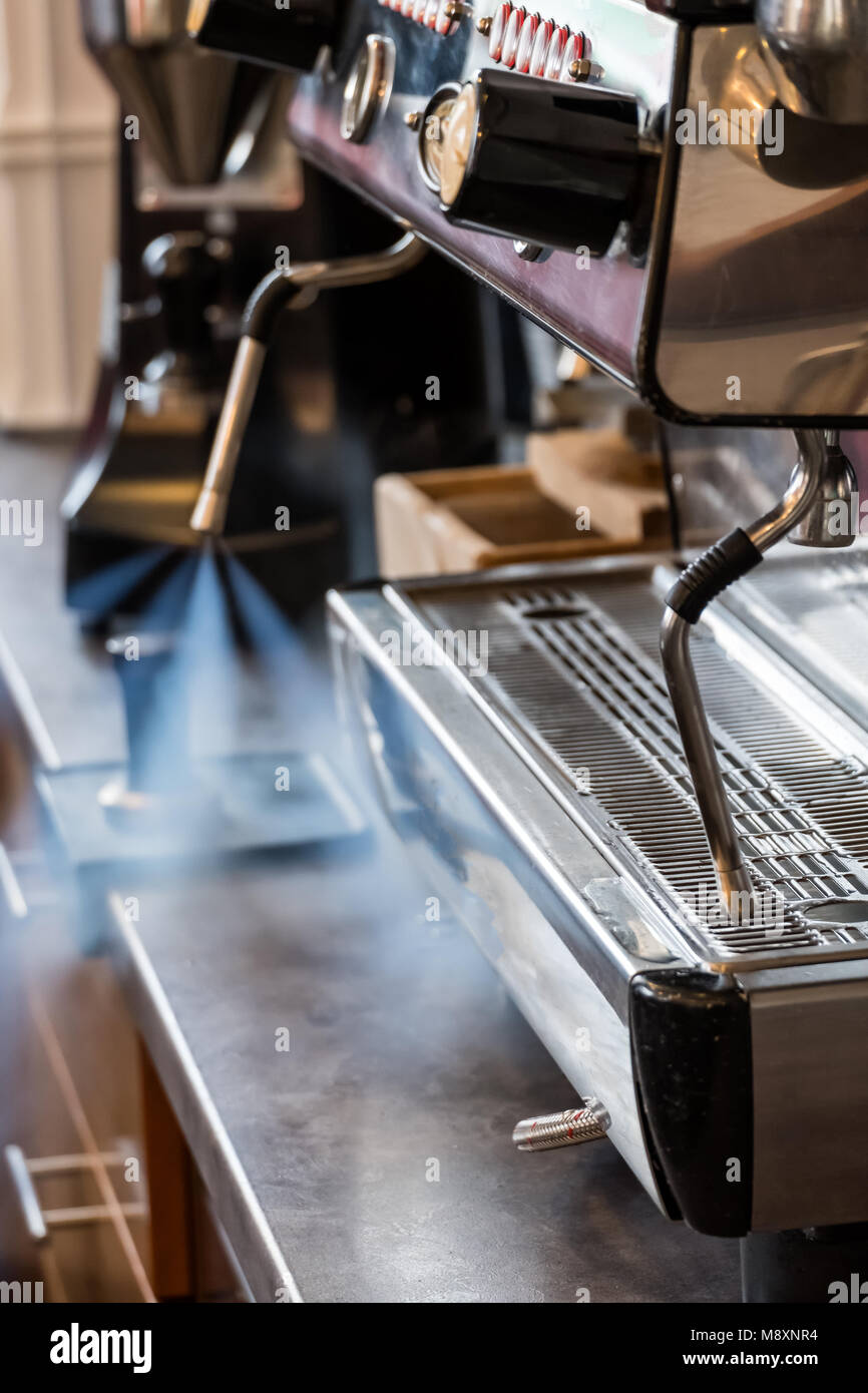Reinigung Milchaufschäumer Kaffee Maschine mit Wasser dampf Jet für Milch aufschäumen bereit zu sein Stockfoto
