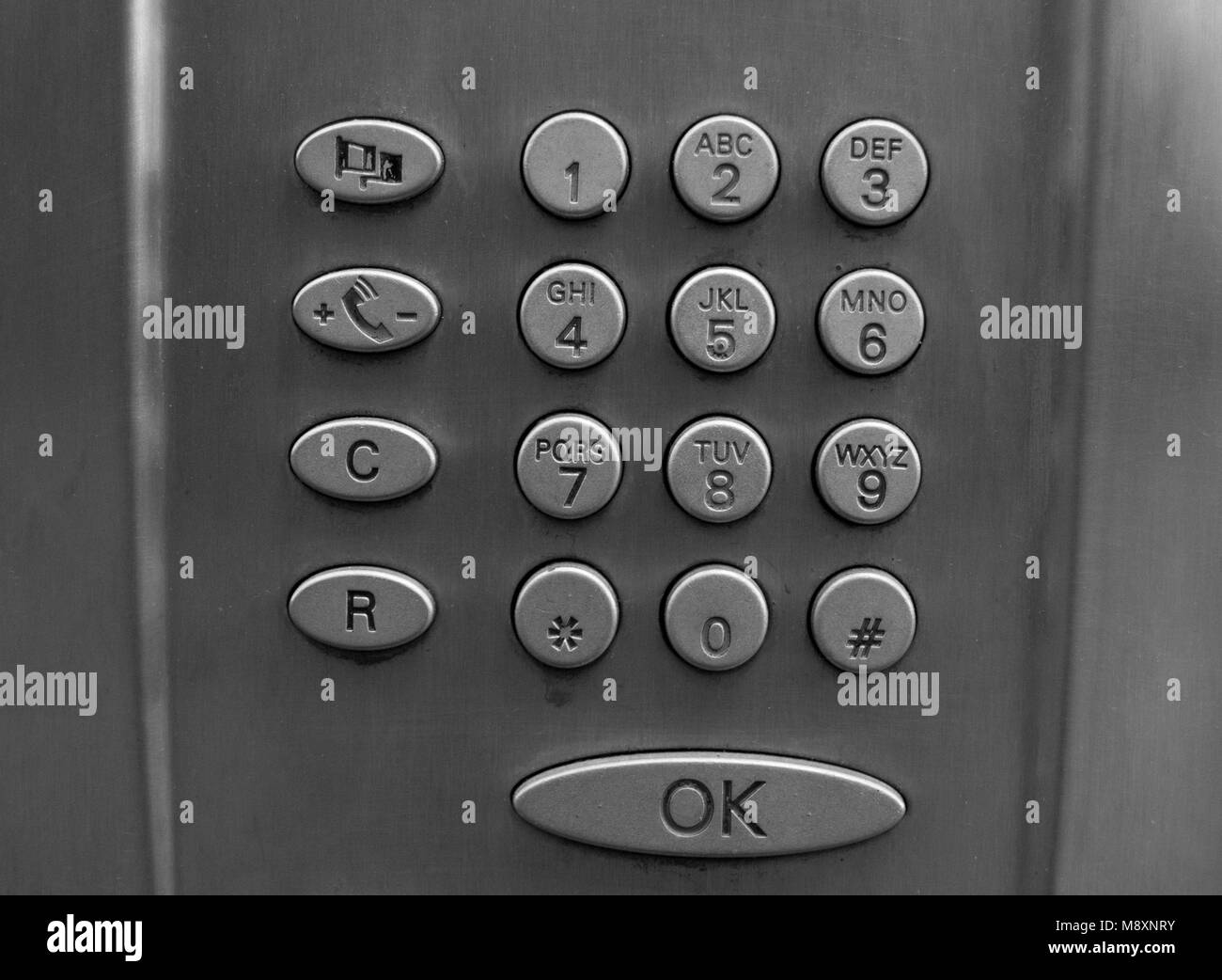 Schwarz und Weiß metall Zahlen von einem Telefon in Mailand Stockfoto