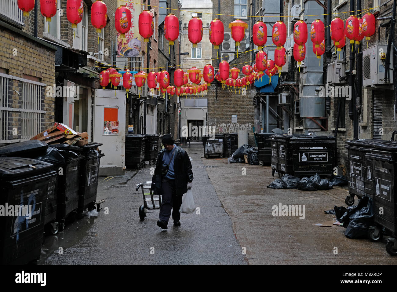 Ein Mann, der in den Gassen von Chinatown in London. Stockfoto