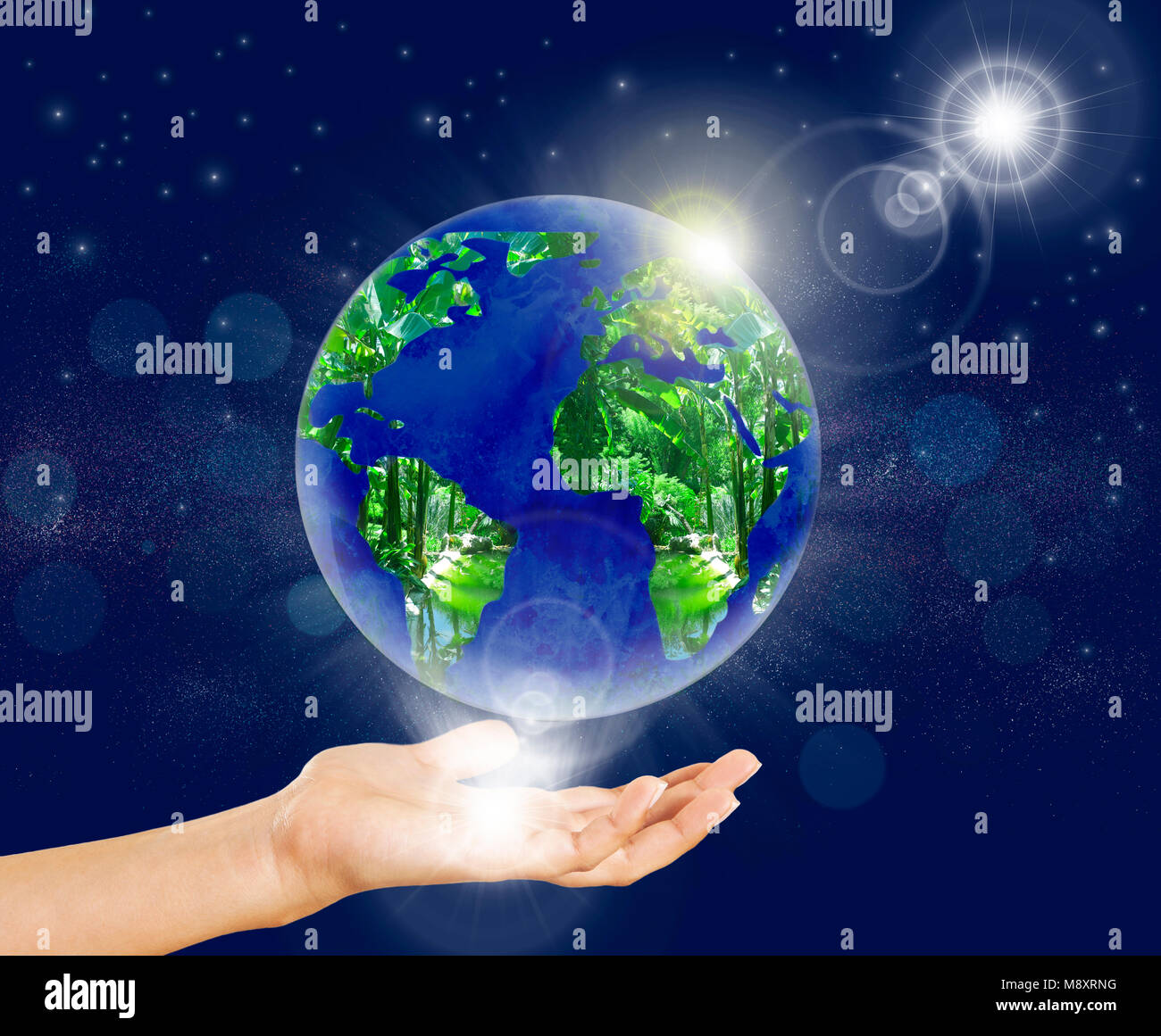 Eine Hand hält Der Grüne Planet Erde im Gleichgewicht Stockfoto