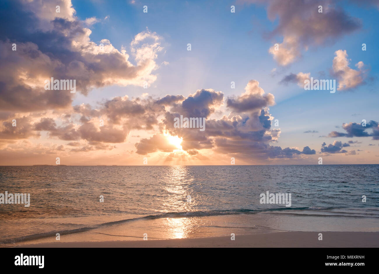 Sonnenuntergang Himmel mit bunten Wolken über dem Meer und Strand - Stockfoto
