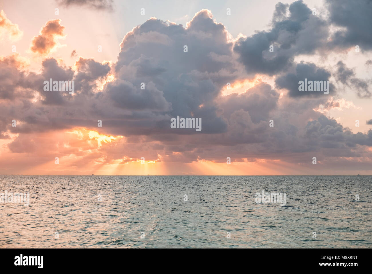 Dramatische Himmel bei Sonnenuntergang über dem Wasser - einen herrlichen Sonnenuntergang über dem Ozean Stockfoto