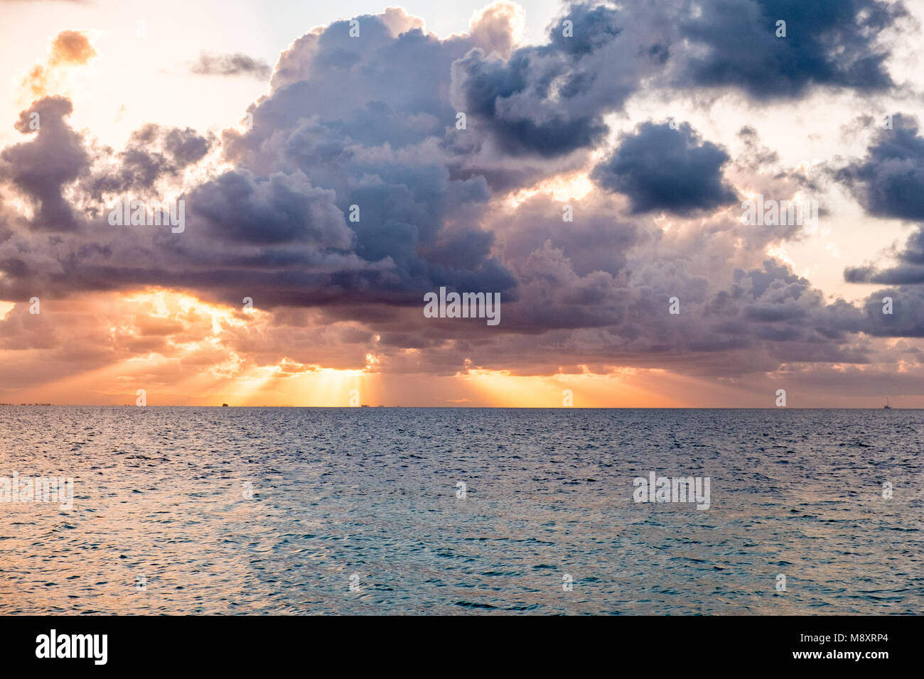 Dramatische Himmel bei Sonnenuntergang über dem Wasser - einen herrlichen Sonnenuntergang über dem Ozean - Stockfoto