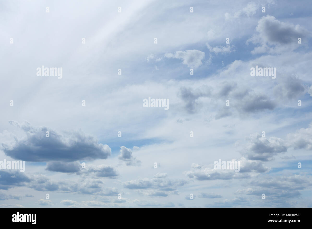 Weiß windig Wolken im blauen Himmel, Tag Stockfoto