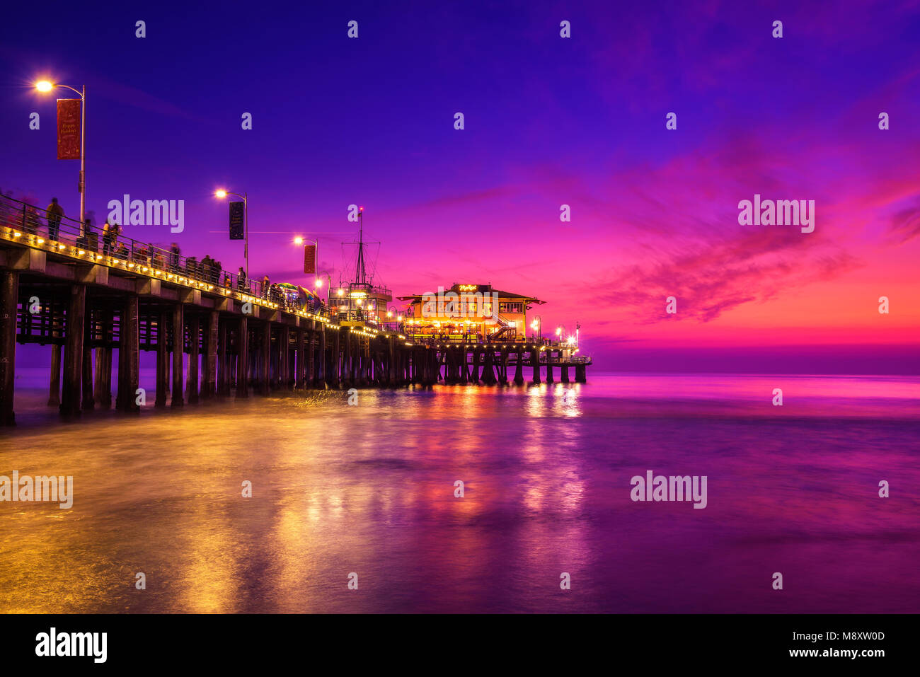 Sonnenuntergang mit vielen Touristen am Santa Monica Pier Los Angeles Stockfoto