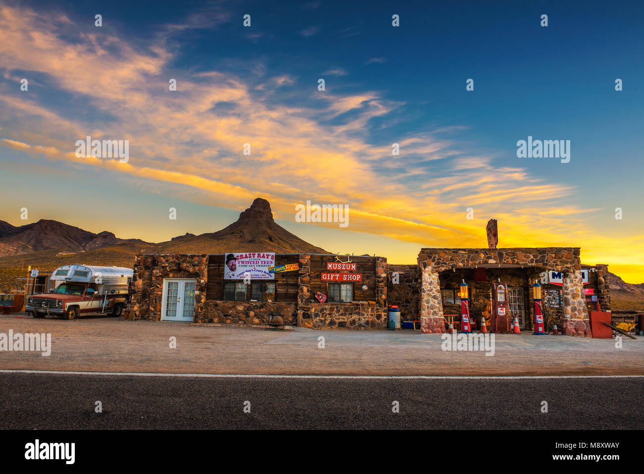 Sonnenaufgang auf einem umgebauten Tankstelle auf der Route 66 in Arizona Stockfoto