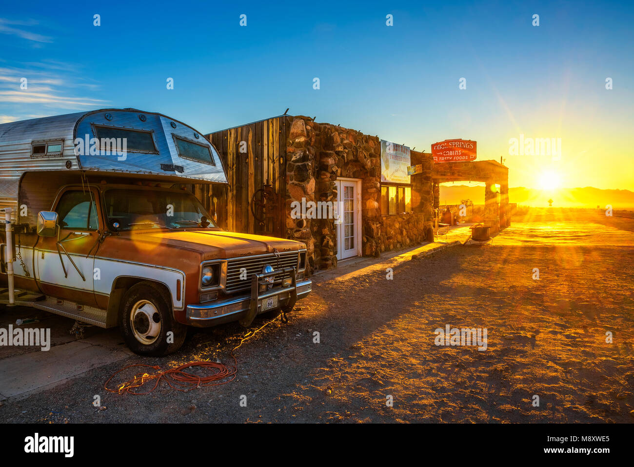 Sonnenaufgang auf einem umgebauten Tankstelle auf der Route 66 in Arizona Stockfoto