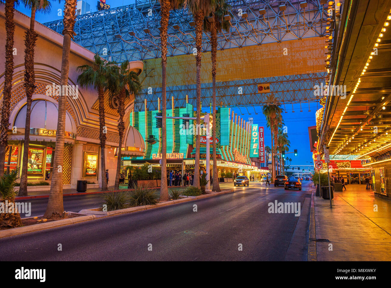 Fremont Street mit vielen Neonröhren und Touristen in Las Vegas Stockfoto