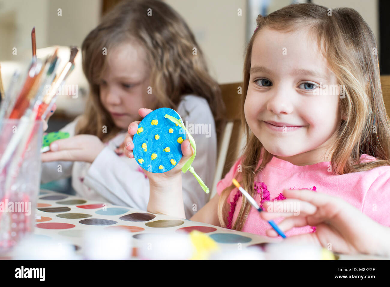 Zwei Mädchen Ostern Dekorationen zu Hause Stockfoto