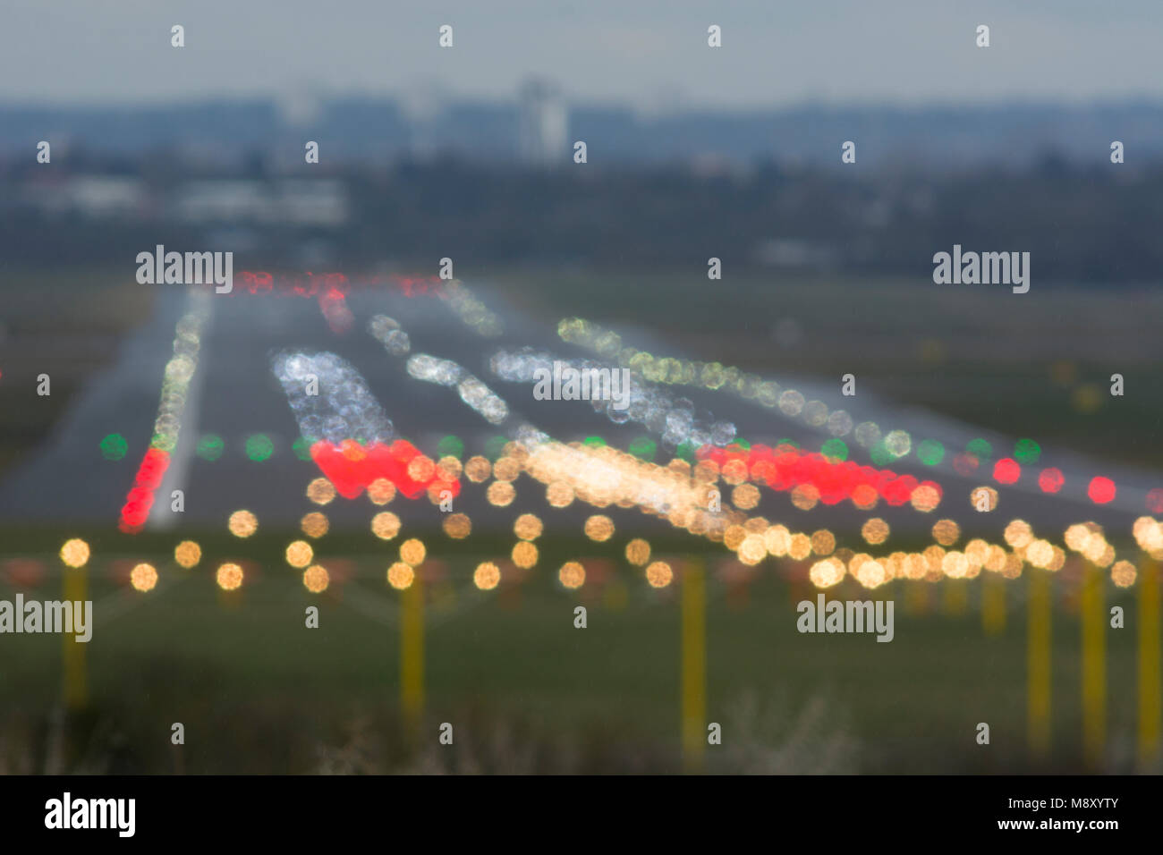 Start- und Landebahn landing Lights Out des Fokus, der Flughafen Birmingham, Großbritannien Stockfoto