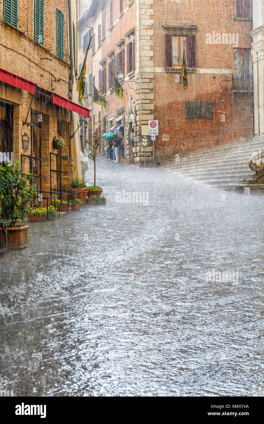 Heavy Rain auf einer Straße mit Regenwasser läuft Stockfoto