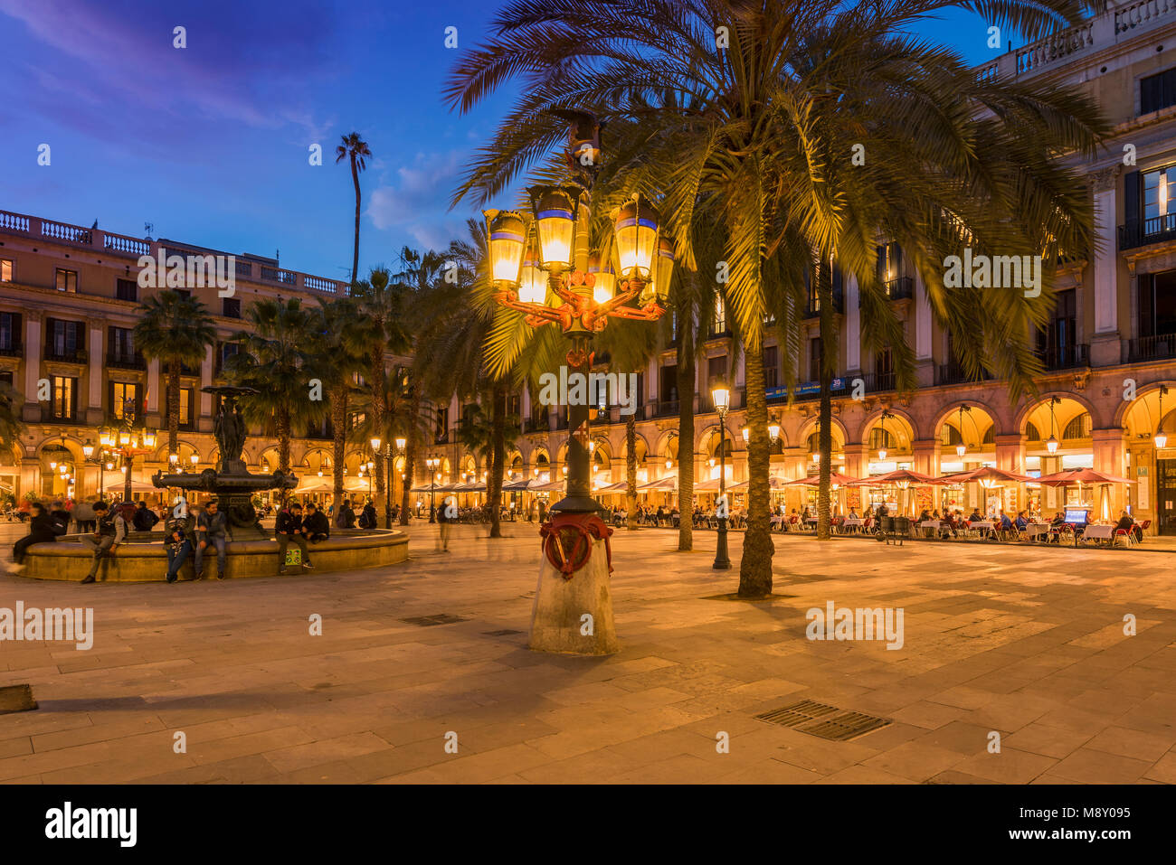 Lamp Post von dem berühmten katalanischen Architekten Antoni Gaudi in Placa Reial ausgelegt (Plaza Real), das Gotische Viertel, Barcelona, Katalonien, Spanien Stockfoto