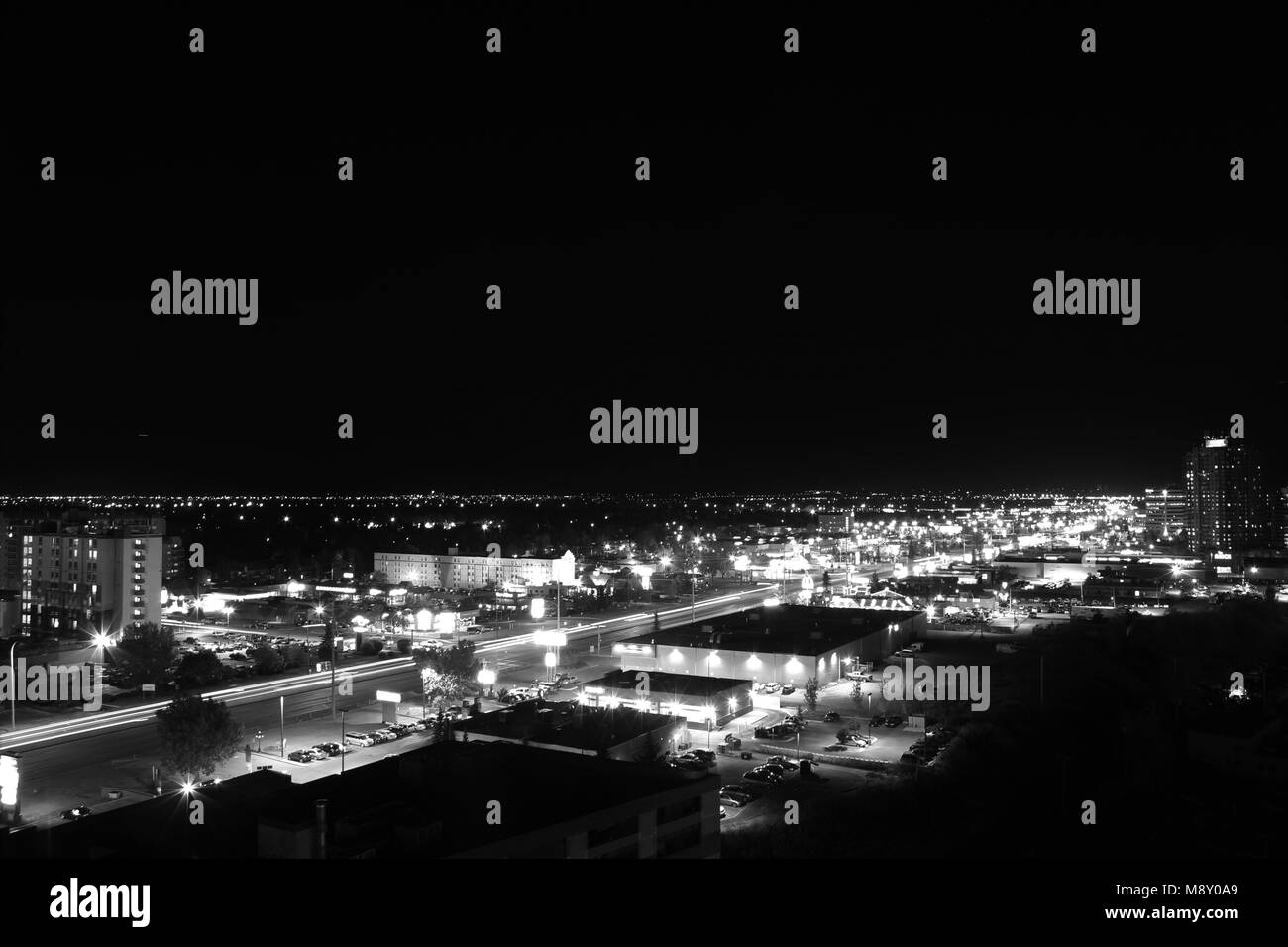 Calgary in der Nacht in Schwarz und Weiß Stockfoto