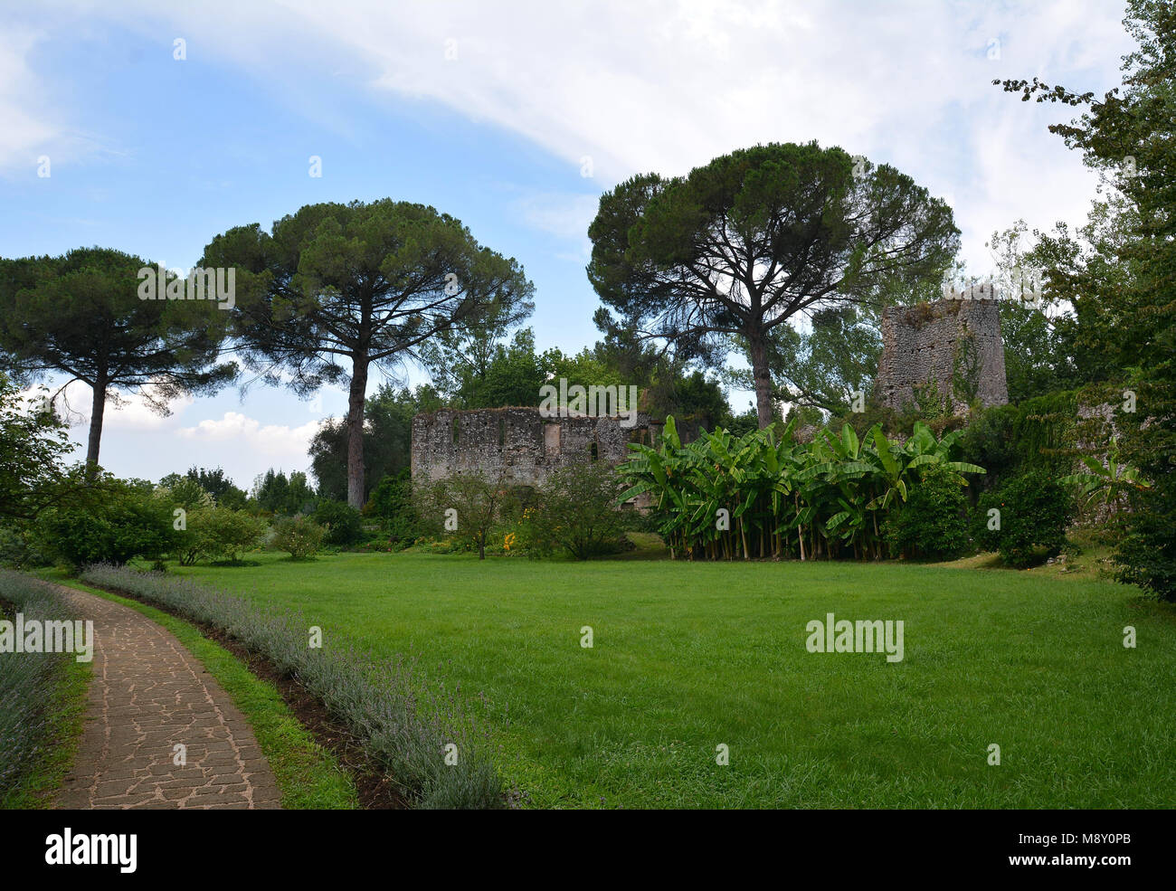 Garten von Ninfa - ein Naturdenkmal mit mittelalterlichen Ruinen in Stein, Blumen Park und ein ehrfürchtiges Torrent mit wenig fallen. Provinz Latina, Italien Stockfoto