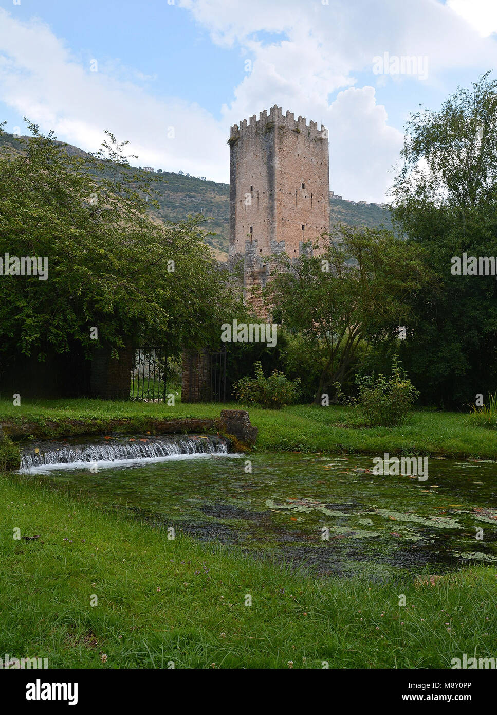 Garten von Ninfa - ein Naturdenkmal mit mittelalterlichen Ruinen in Stein, Blumen Park und ein ehrfürchtiges Torrent mit wenig fallen. Provinz Latina, Italien Stockfoto