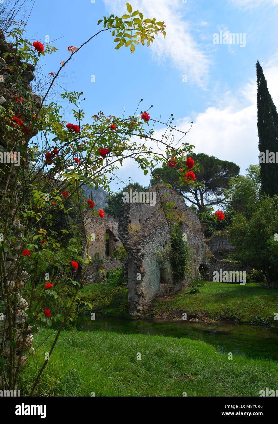 Garten von Ninfa - ein Naturdenkmal mit mittelalterlichen Ruinen in Stein, Blumen Park und ein ehrfürchtiges Torrent mit wenig fallen. Provinz Latina, Italien Stockfoto