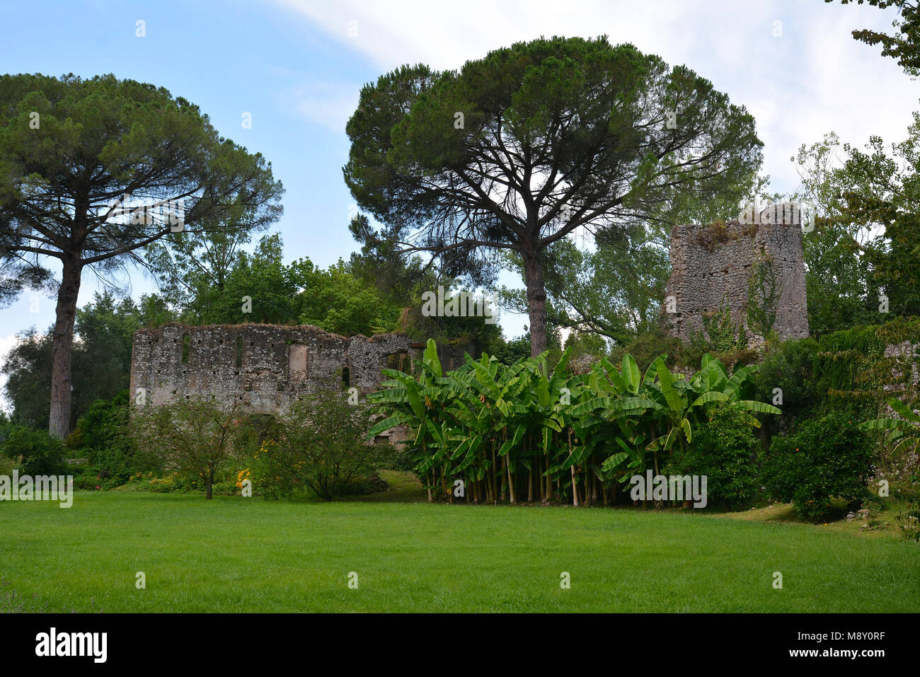 Garten von Ninfa - ein Naturdenkmal mit mittelalterlichen Ruinen in Stein, Blumen Park und ein ehrfürchtiges Torrent mit wenig fallen. Provinz Latina, Italien Stockfoto
