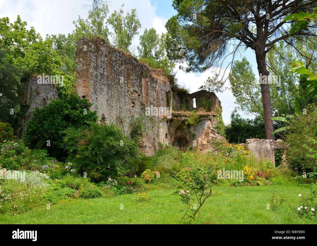 Garten von Ninfa - ein Naturdenkmal mit mittelalterlichen Ruinen in Stein, Blumen Park und ein ehrfürchtiges Torrent mit wenig fallen. Provinz Latina, Italien Stockfoto