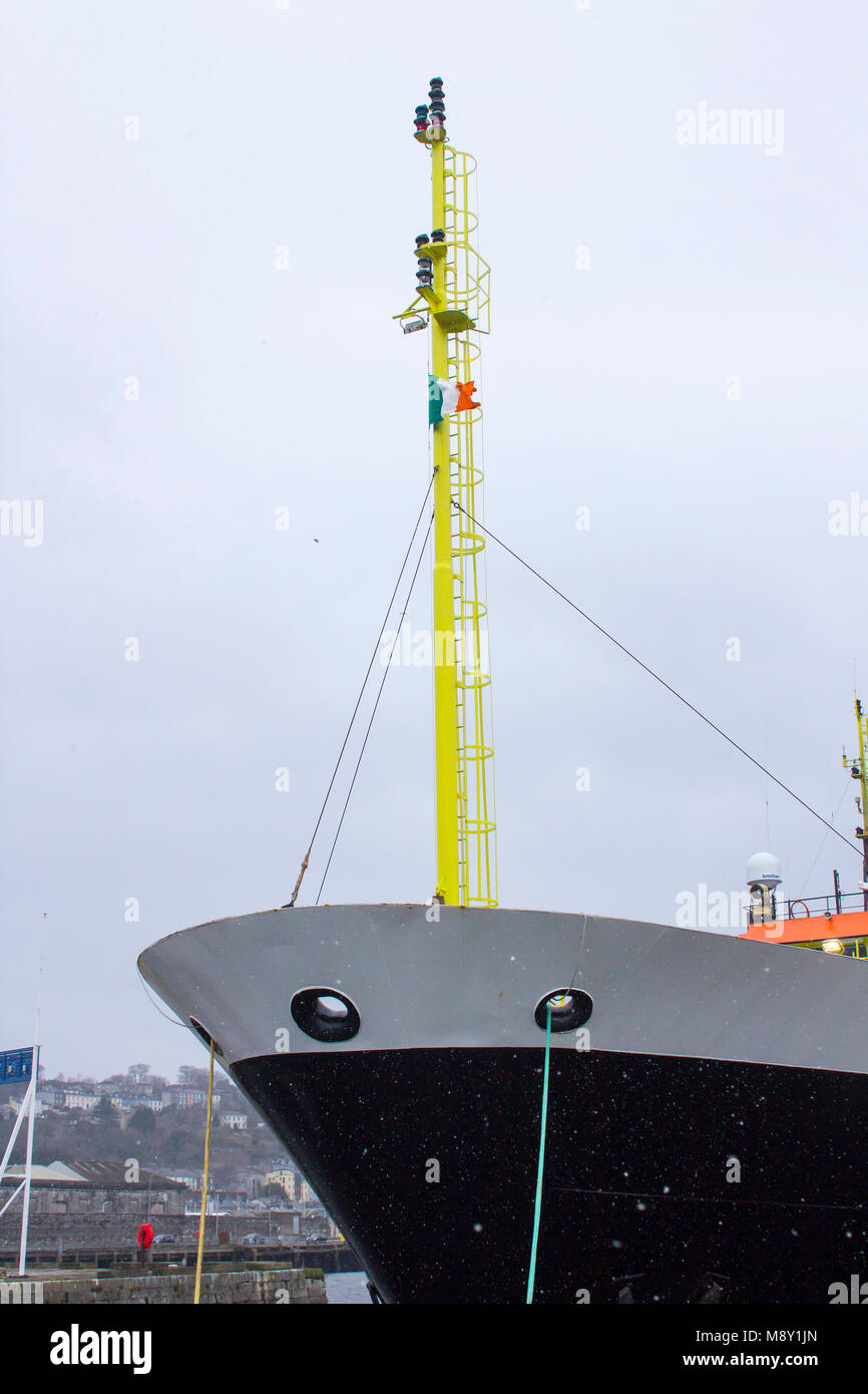 Der Bug des Niederländischen Fischerei Forschungsschiff Tridens während eines Schneesturms während Kennedy Wharf im Hafen von Cork Irland Günstig Stockfoto