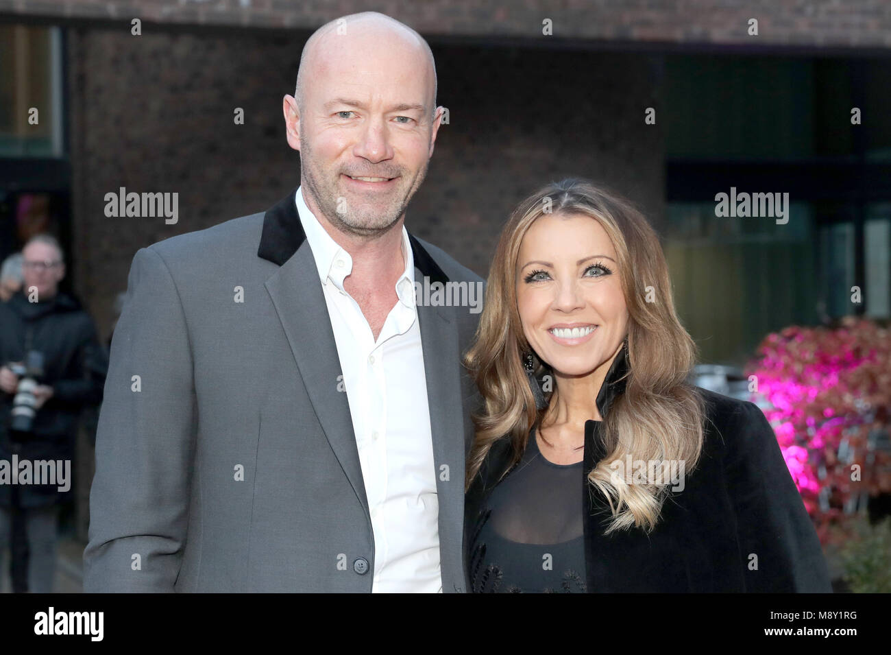 Alan Shearer Und Frau Lainya Shearer Kommen Bei Den Smaragden An Und Ivy Ball In Aid Of Cancer Research Uk Statt Bei Battersea Evolution Im Suden Londons Stockfotografie Alamy