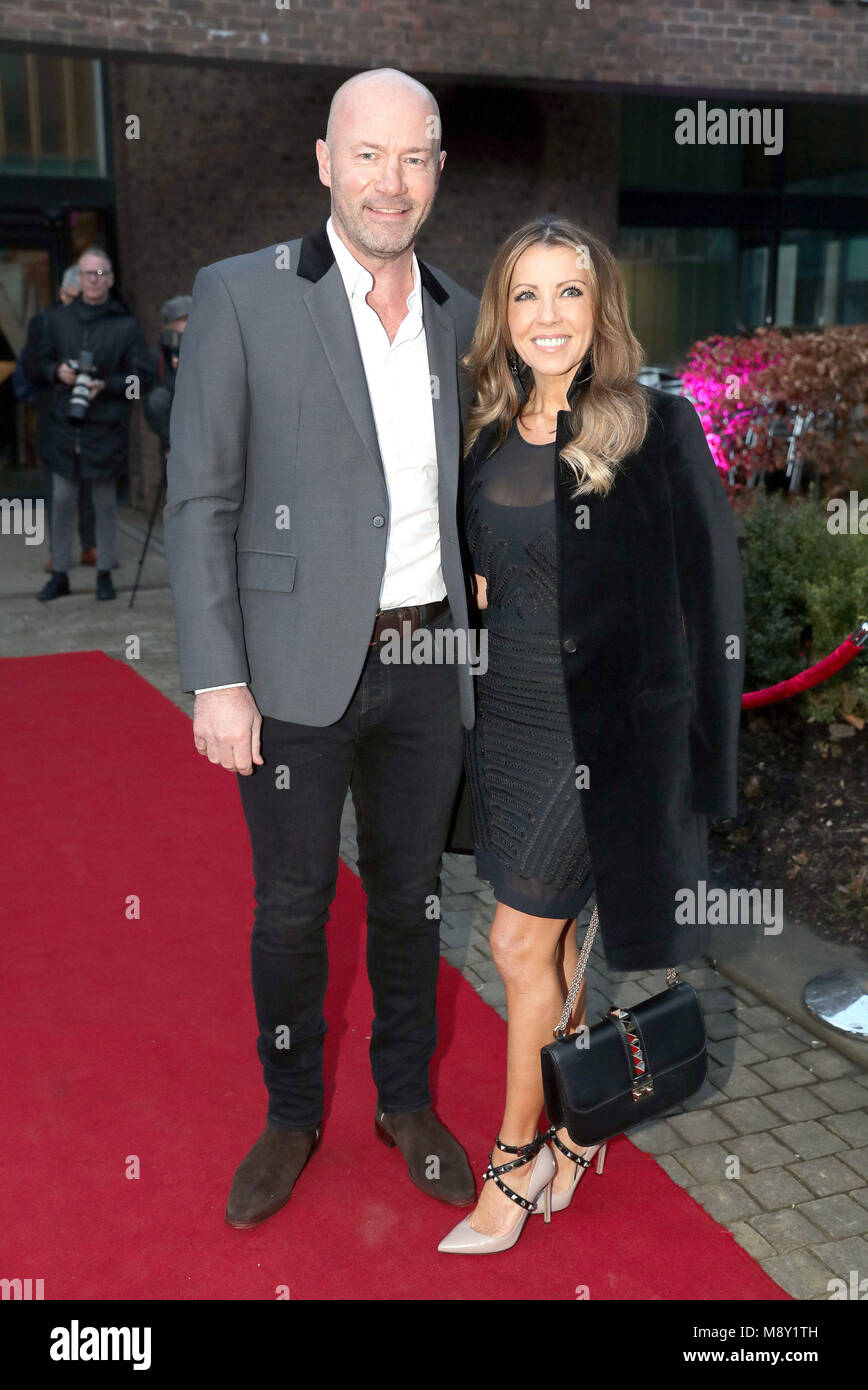 Alan Shearer Und Seine Frau Lainya Kommen Fur Die Galavorstellung Der Letzte Schiff Sting Otilde S Tony Nominierte Musical Am Nordlichen Buhne Barras Brucke Newcastle Upon Tyne Stockfotografie Alamy