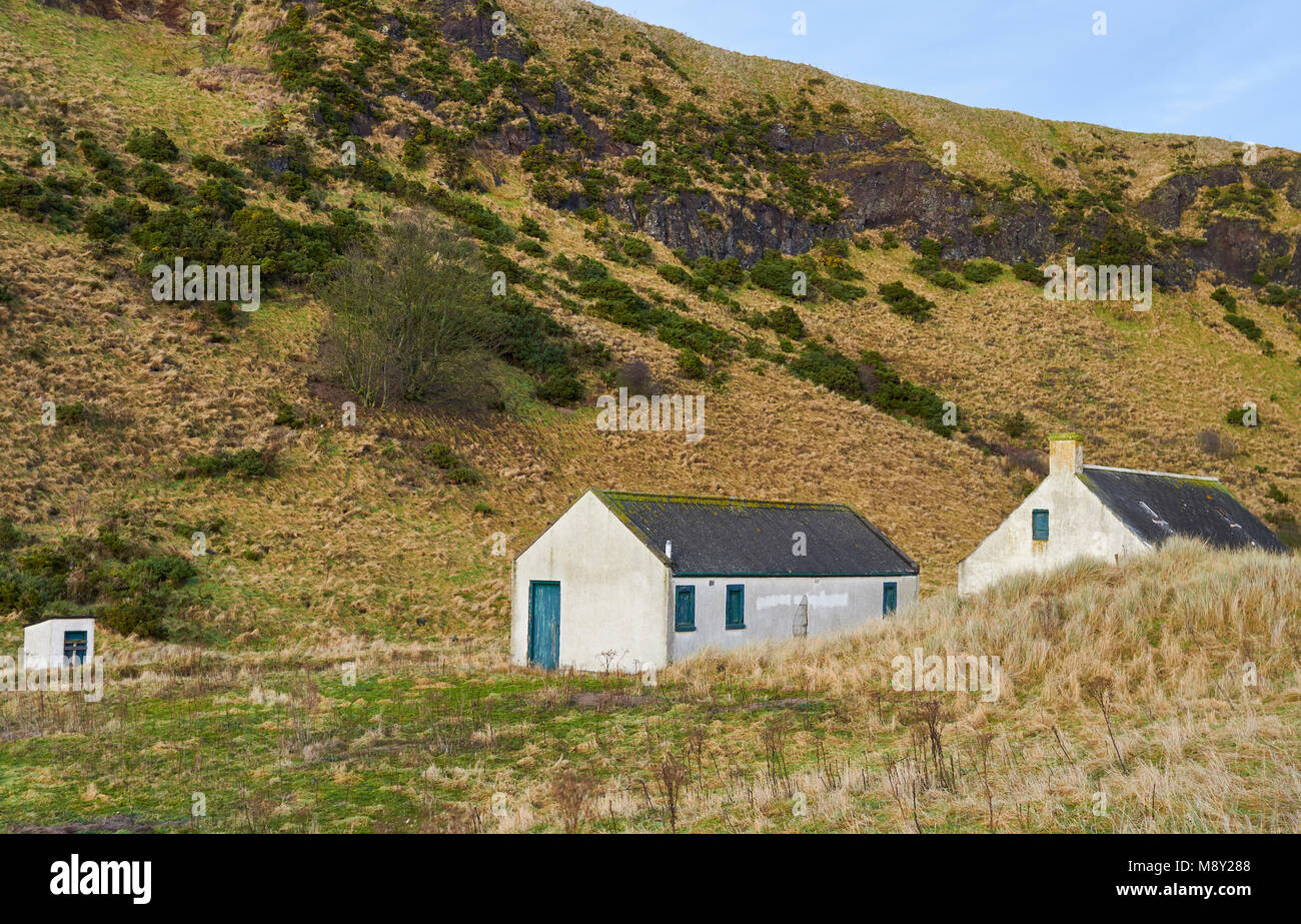 Fischerhütten und Gebäude hinter den Dünen des St Cyrus National Nature Reserve in Aberdeenshire, Schottland. Stockfoto