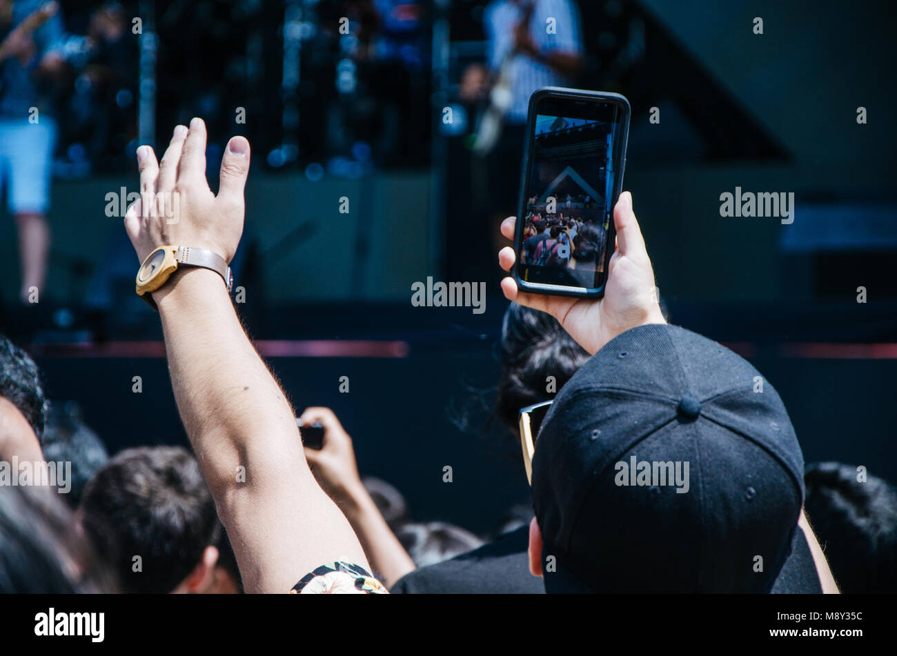 Mann mit Handy in der Hand, denn Bild Stockfoto