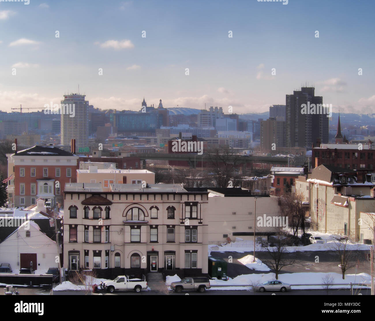 In Syracuse, New York, USA. März 17, 2018. Blick auf Willow Street auf der Nordseite von Syracuse, NY mit der Syracuse University Hill und die Carrier Dome Stockfoto