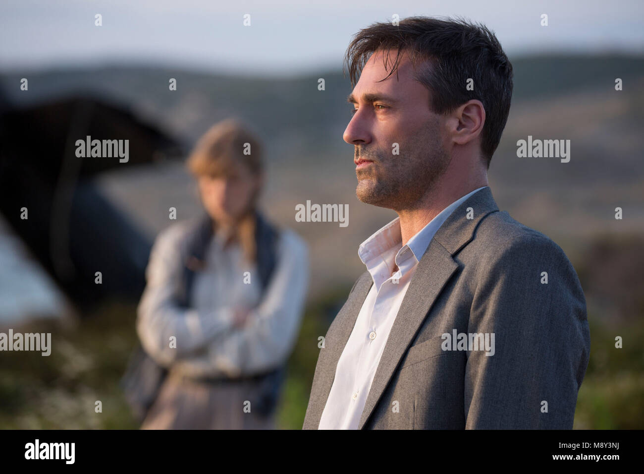 RELEASE DATE: April 11, 2018 TITEL: Beirut STUDIO: Bleecker Street Regie: Brad Anderson PLOT: Ein US-Diplomat (Jon Hamm) flieht, Libanon 1972 nach einem tragischen Vorfall in seinem Haus. Zehn Jahre später, ist er zurück zu Krieg gebeutelten Beirut durch eine CIA operative (Rosamund Pike) für das Leben eines Freund, den er hinter sich gelassen zu verhandeln. In den Hauptrollen: JON HAMM als Maurer Skiles. (Bild: © Bleecker Street/Entertainment Bilder) Stockfoto