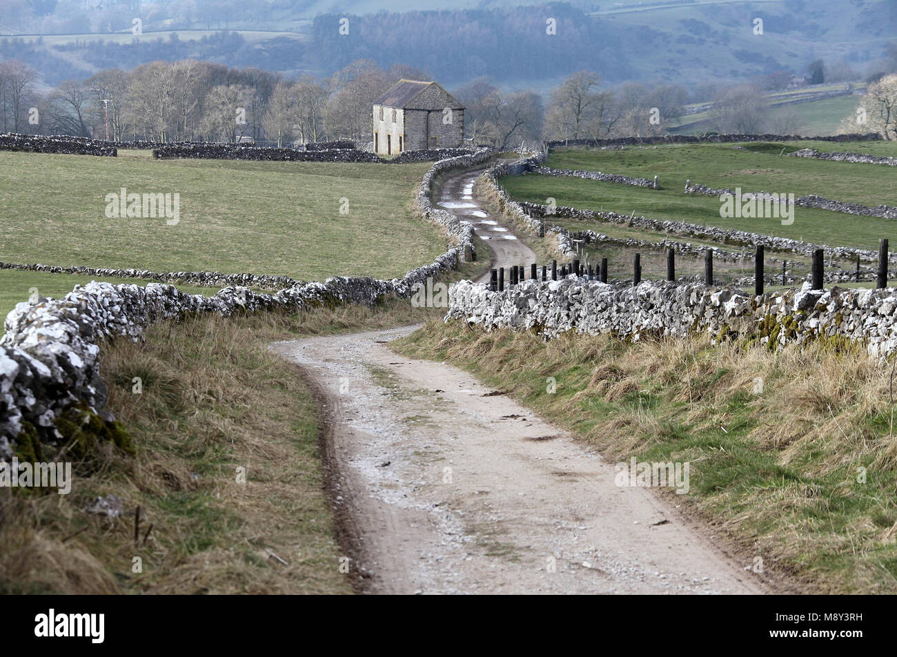 Country Lane in Derbyshire mit Trockenmauern Stockfoto