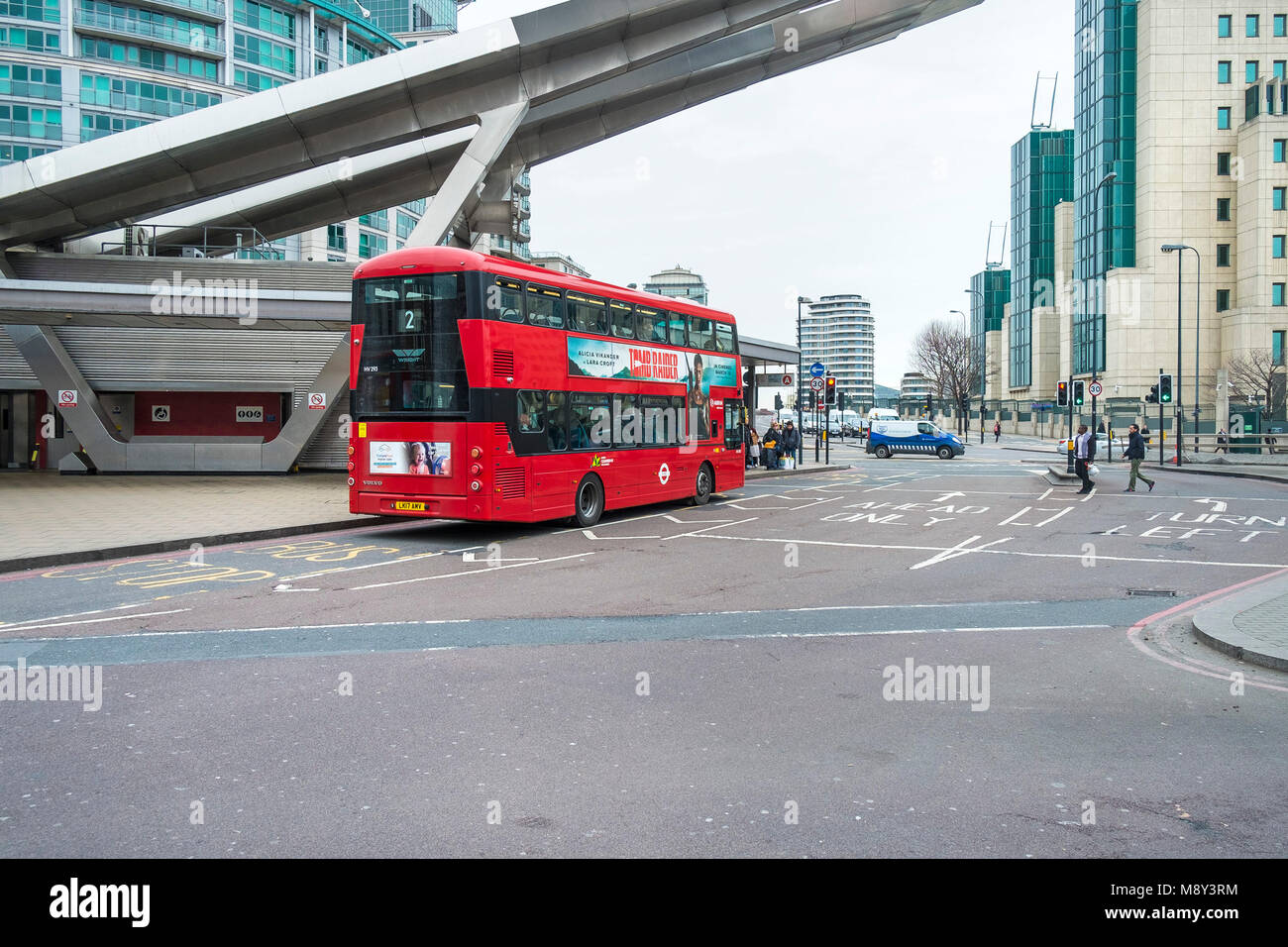 Ein iconic red London Bus bei Vauxhall Cross in Lambeth London. Stockfoto