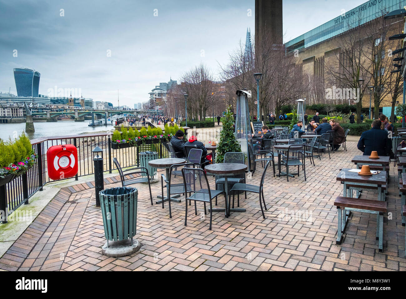 Der Außenbereich der Gründer Arms Pub auf der South Bank in London. Stockfoto