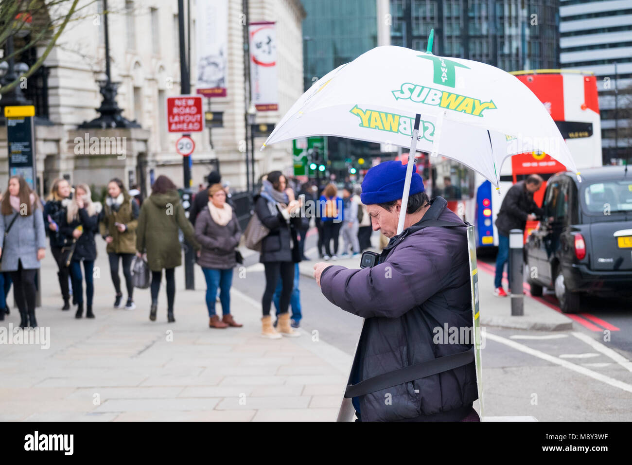 Ein Sandwich board Mann Werbung U-Bahn auf einer Straße in London. Stockfoto