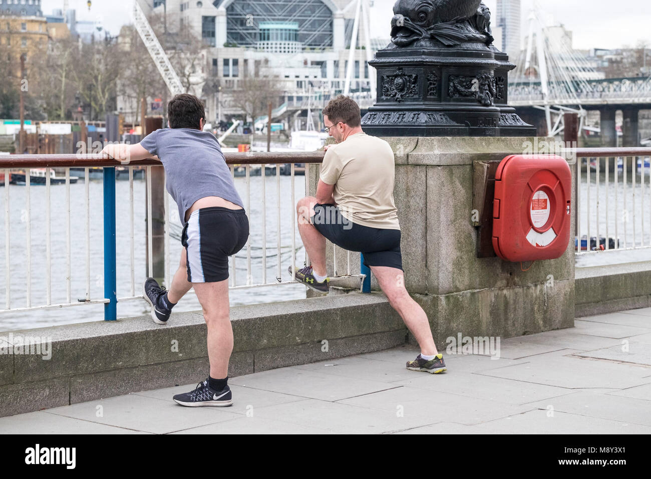 Läufer Strecken, bevor ein Run auf die Southbank in London. Stockfoto