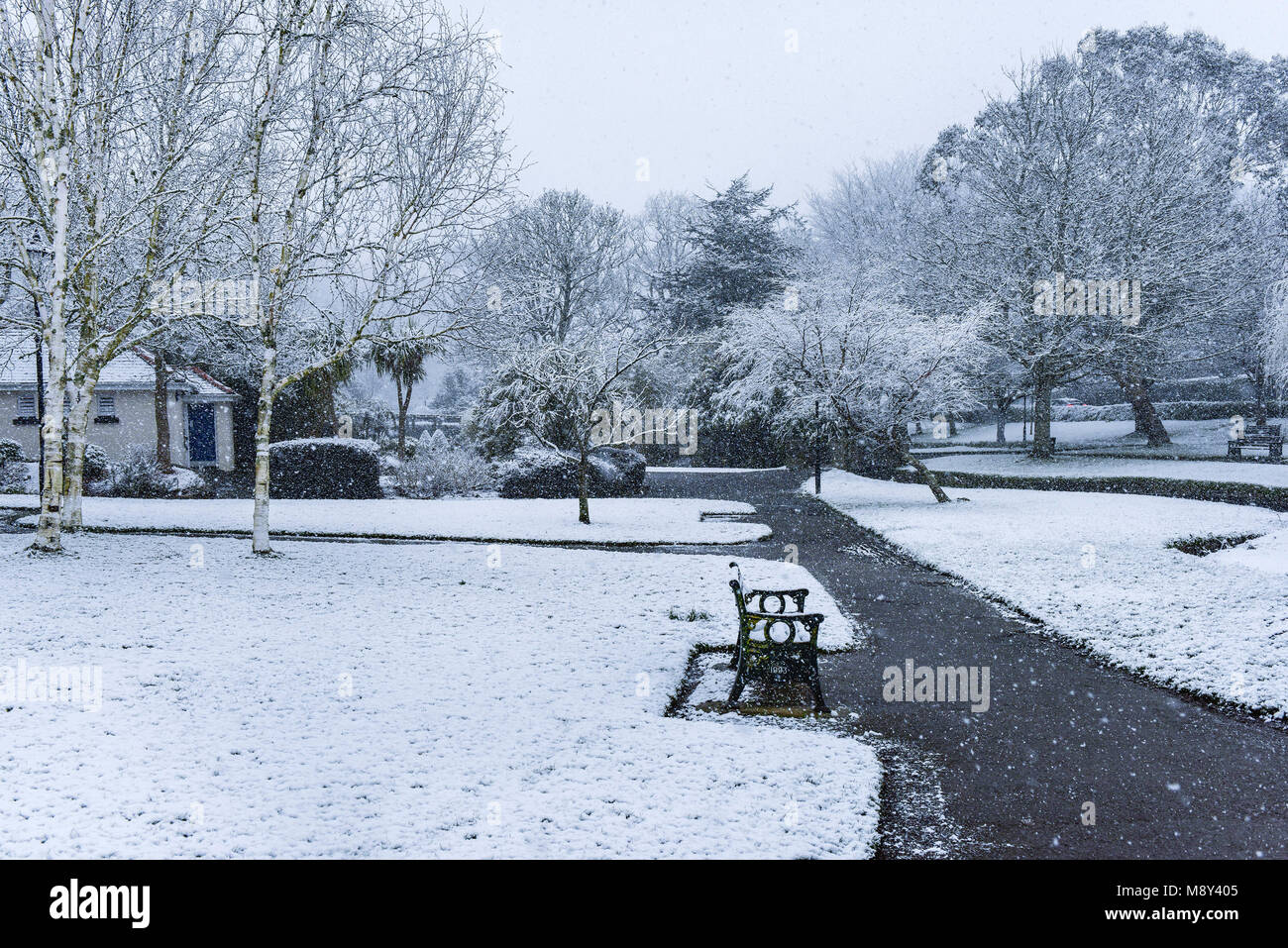 Schneefall in Trenance Park in Newquay Cornwall. Stockfoto