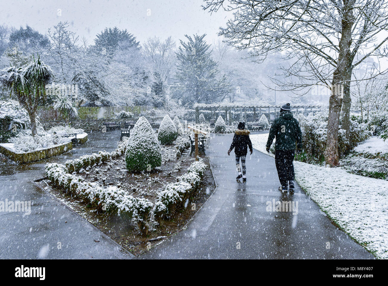 Menschen zu Fuß durch eine schwere Schneefälle in Trenance Park in Newquay Cornwall. Stockfoto