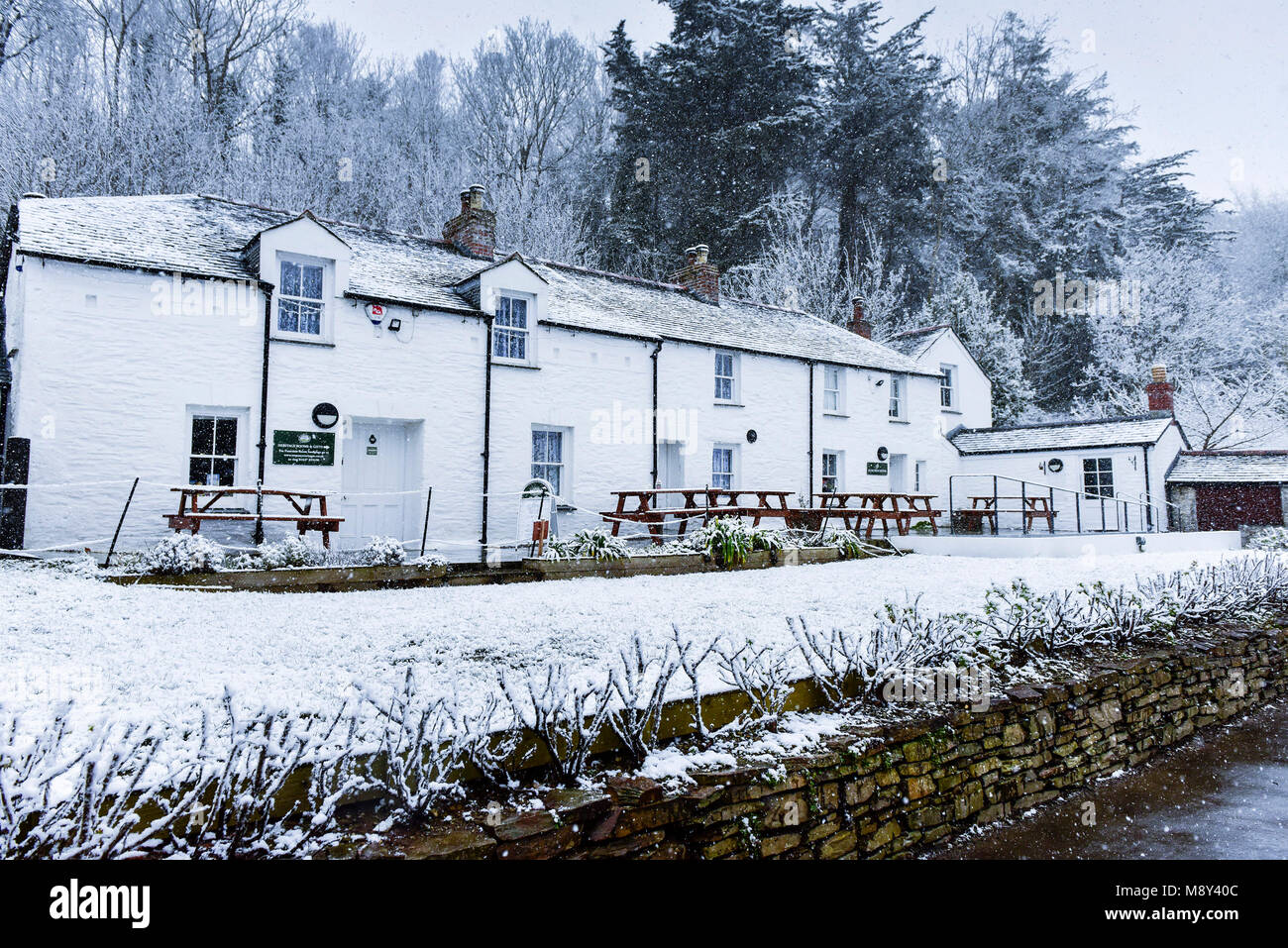 Schnee auf den historischen Trenance Heritage Cottages in Newquay Cornwall. Stockfoto