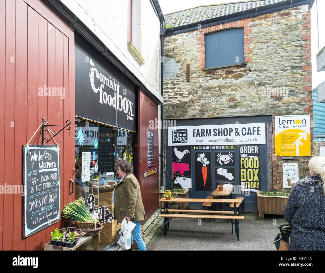Ein Kunde shopper Eingabe der Cornish Foodbox Unternehmen in Truro Stadtzentrum. Stockfoto