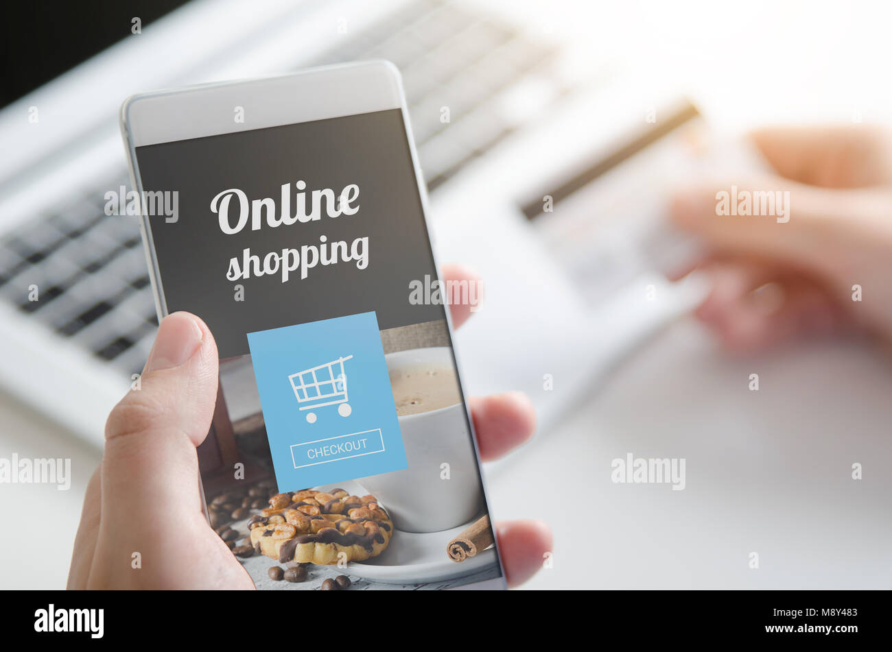 Mit Smartphone für Online shopping. Kreditkarte Internet Payment. Web Application, Laptop, Hand, die Kreditkarte im Hintergrund. Stockfoto