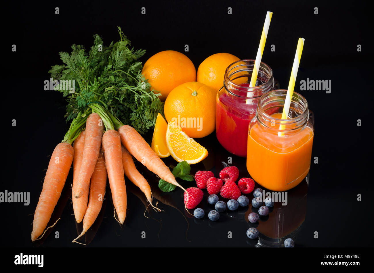 Saft aus frischen Früchten und Gemüse. Gesunder Lebensstil und Schlusses Gewicht Konzept Stockfoto