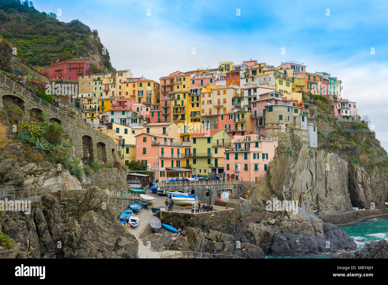 Die kleinen, traditionellen italienischen Dorf Manarola mit bunten Häusern heute ein beliebtes Reiseziel in Cinque Terre, Ligurien, Italien Stockfoto