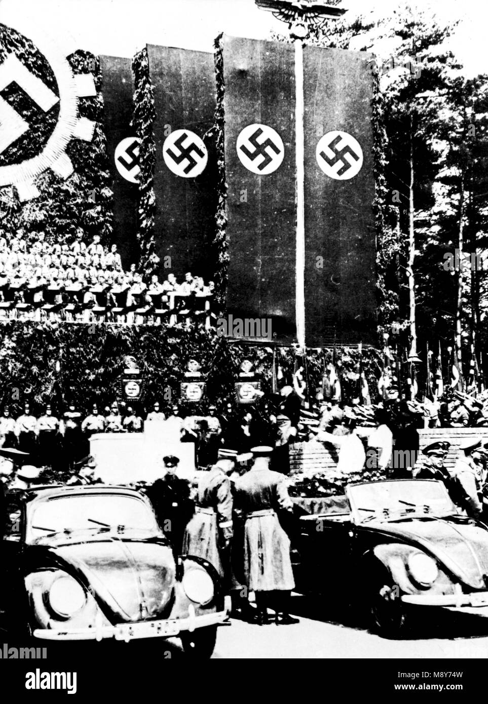 Adolf Hitler bei der Eröffnung der Autobahn von München nach Berlin, 1939 führende Stockfoto