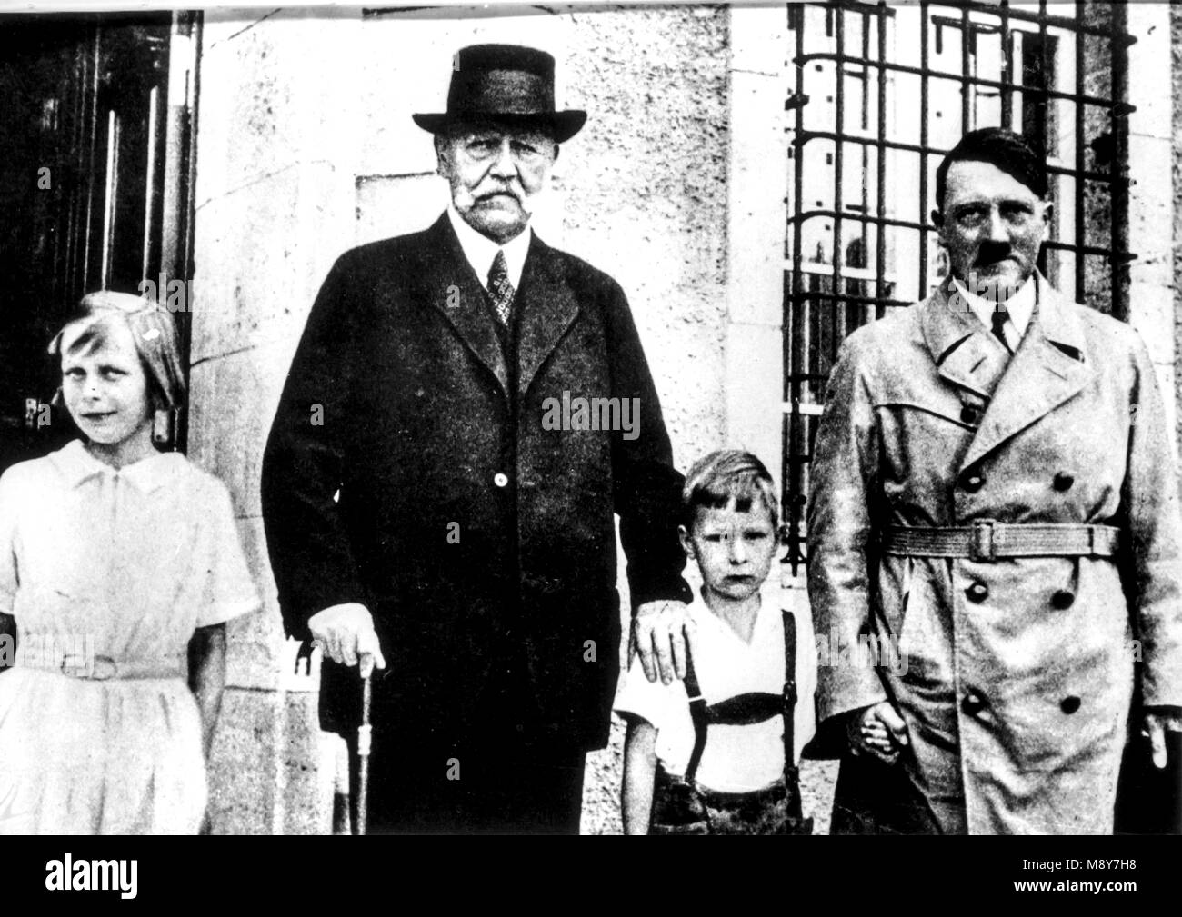 Adolf Hitler mit Paul von Hindenburg und seine Neffen, 1933 Stockfoto