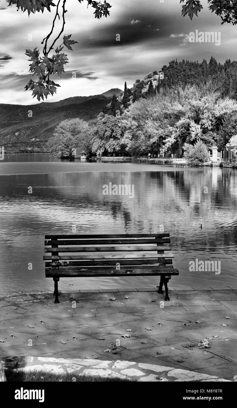 Um Orestiada See von Der waterfont Kastoria Stadt in Westmakedonien, Nordgriechenland entfernt Stockfoto