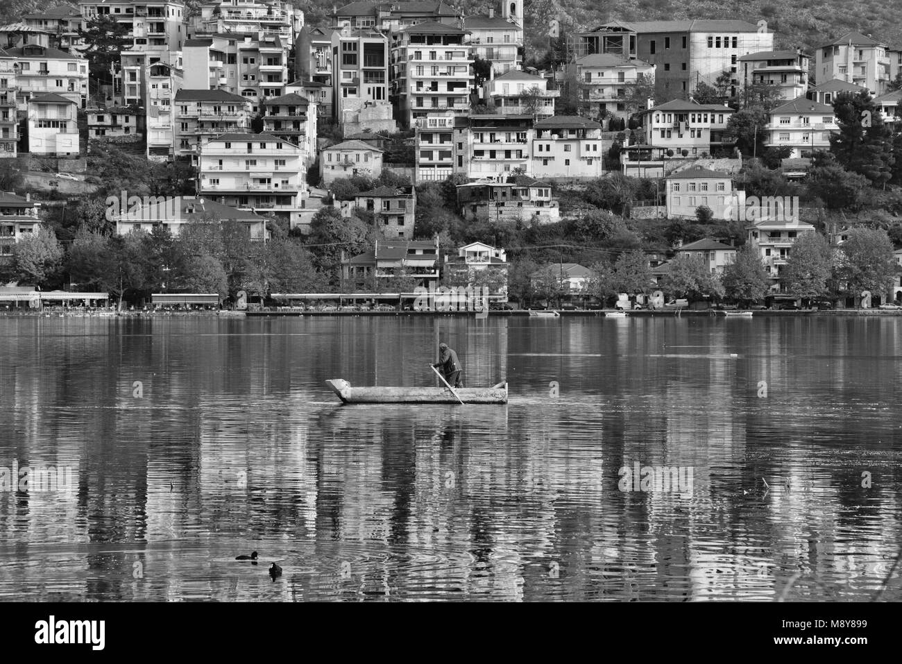 Panoramablick von Kastoria Stadt spiegelt sich auf der ruhigen Oberfläche von Orestiada See, in Westmakedonien, Nordgriechenland Stockfoto