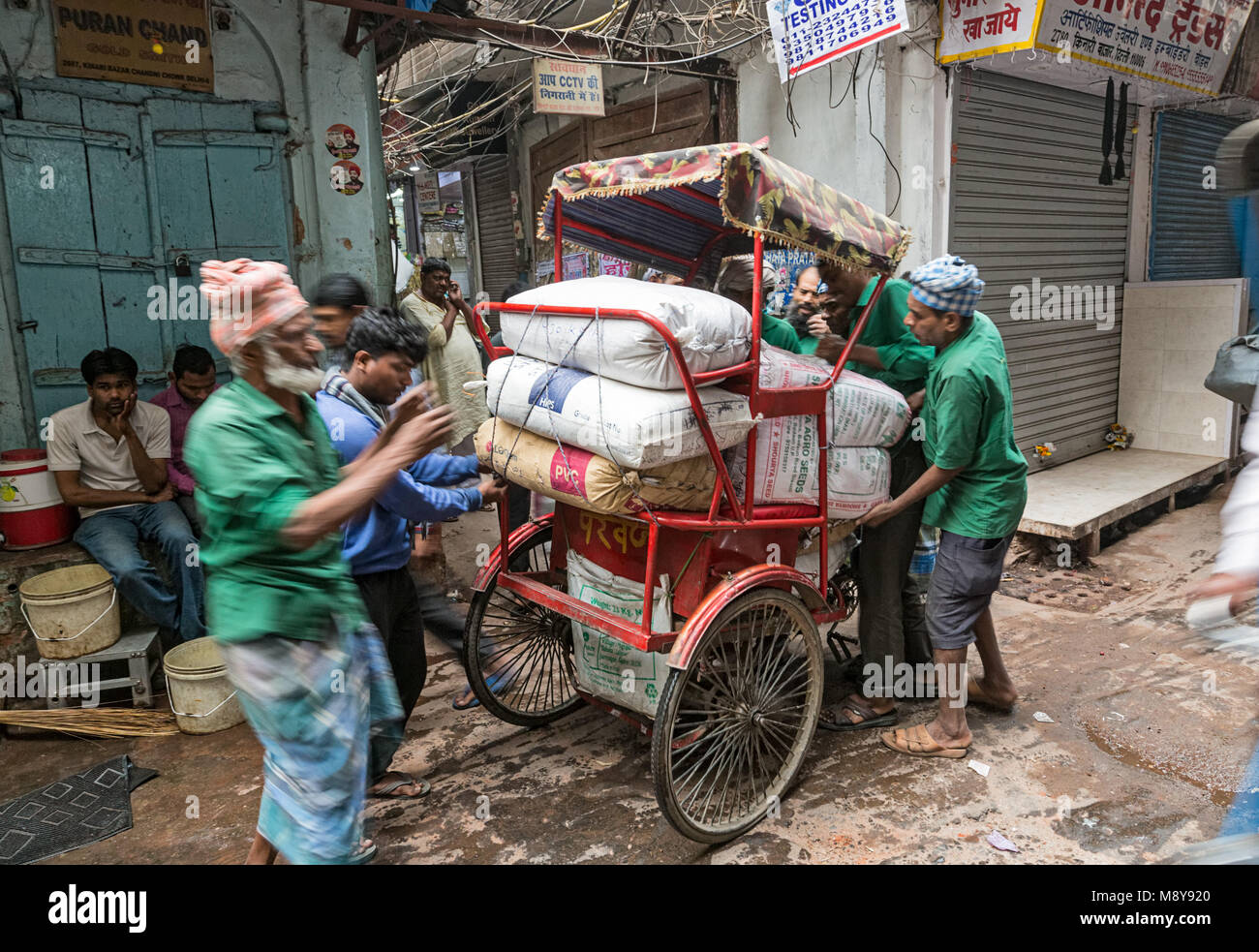 Barrow Jungen an das Spice Market - Delhi Stockfoto