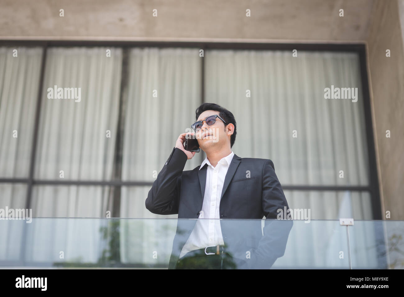 Smart asiatische Geschäftsmann im Gespräch mit Telefon mit Gebäude Hintergrund, Lifestyle Konzept. Stockfoto Smart asiatische Geschäftsmann im Gespräch mit Telefon mit Gebäude Hintergrund, Lifestyle Konzept. Stockfoto