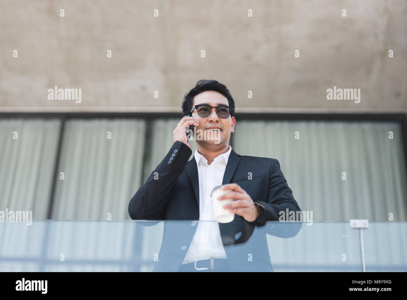 Smart asiatische Geschäftsmann im Gespräch mit Telefon mit Gebäude Hintergrund, Lifestyle Konzept. Stockfoto Smart asiatische Geschäftsmann im Gespräch mit Telefon mit Gebäude Hintergrund, Lifestyle Konzept. Stockfoto