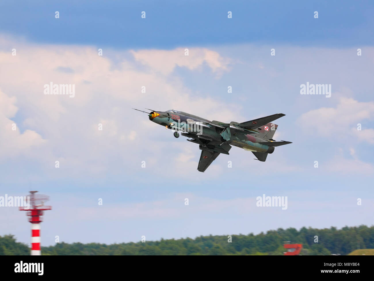 Take-off die polnische Luftwaffe Sukhoi SU-22 M4 Monteur während der International Air Show im 90. Jubiläumsjahr der polnischen Luftwaffe Akademie. Stockfoto
