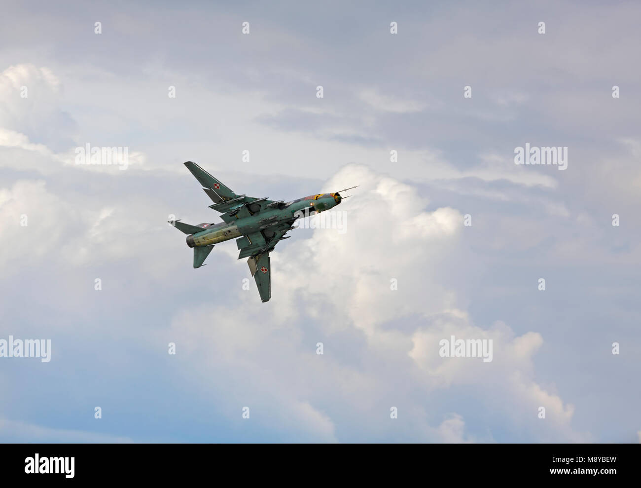 Die polnische Luftwaffe Sukhoi SU-22 M4 Fitter fliegen über bewölkter Himmel während der International Air Show im 90. Jubiläumsjahr der polnischen Luftwaffe Akademie. Stockfoto